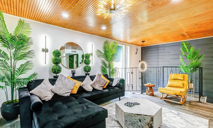 Montrose House | Jungle Midtown Oasis