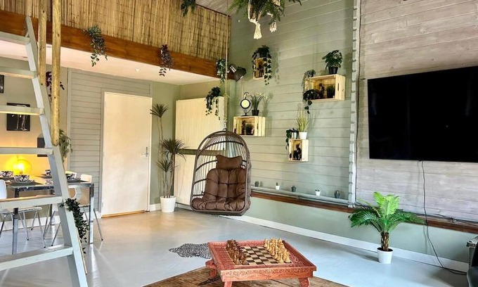 Vijfhuizen Apartment | Jungle style lodge with jacuzzi ,sauna and garden near Amsterdam