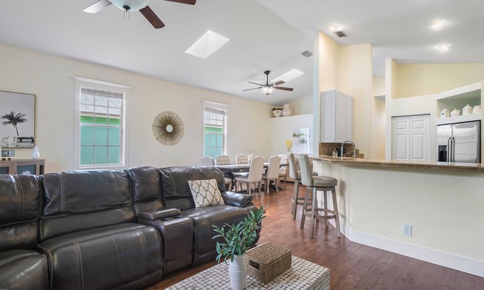 Old Jupiter Beach Road House | Jupiter's Beacon Villa. Less than 2 miles from the beach in the heart of Jupiter