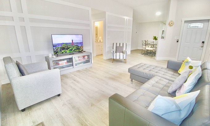 Jupiter House | Jupiter Sunshine 3 BR Home w/Pool in the heart of Jupiter!