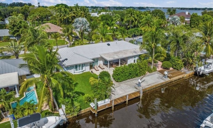 Jupiter House | Jupiter waterfront - dock and new jacuzzi spa , 3 b 2 b fits 30 “ boat