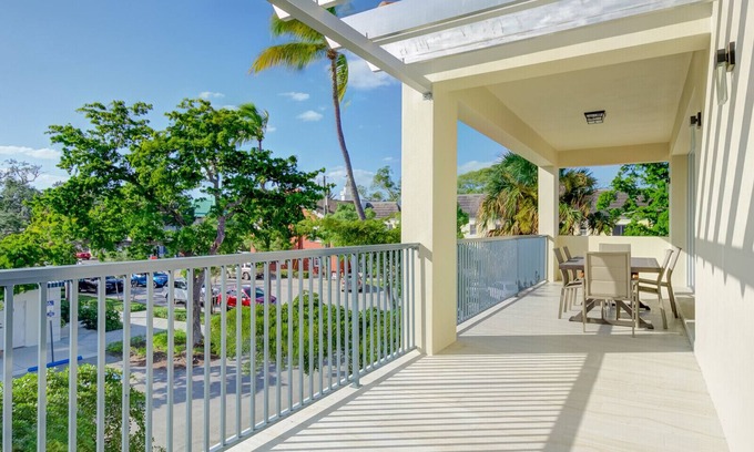 Old Naples Condo | Just 2 block walk to the Gulf of Mexico Beaches in Olde Naples