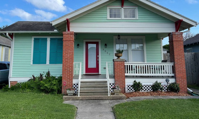 Galveston Cottage | Just 3 blocks from the beach!