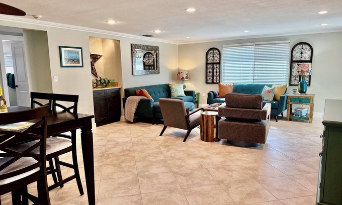 Siesta Key House | Just a three minute walk from the white sand of the world renowned Siesta Beach