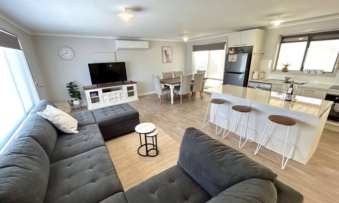Moonta Bay Apartment | Just About Beachfront - Freshly Renovated - 3 Bedroom Home