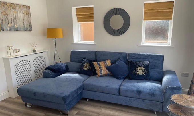 Christchurch House | JUST BUILT! Fabulous 2 Bedroom House (Sleeps 6) with Free Parking & Garden