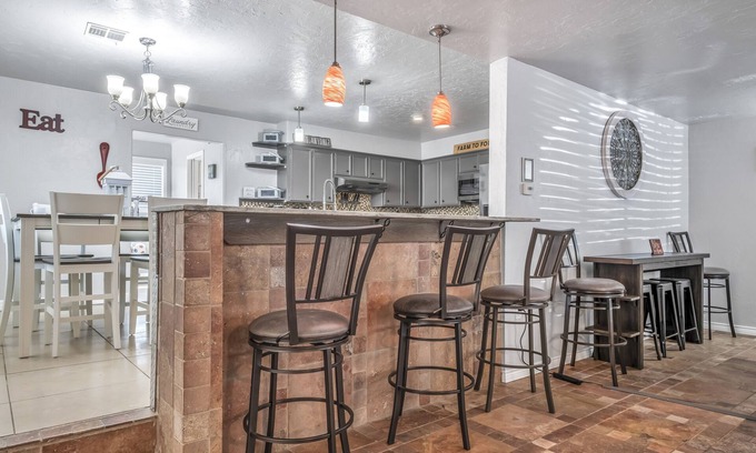 Central Oklahoma City House | Just Like Home #9: Heart of OKC Spacious Stay for 14 w/swimming pool and b-ball