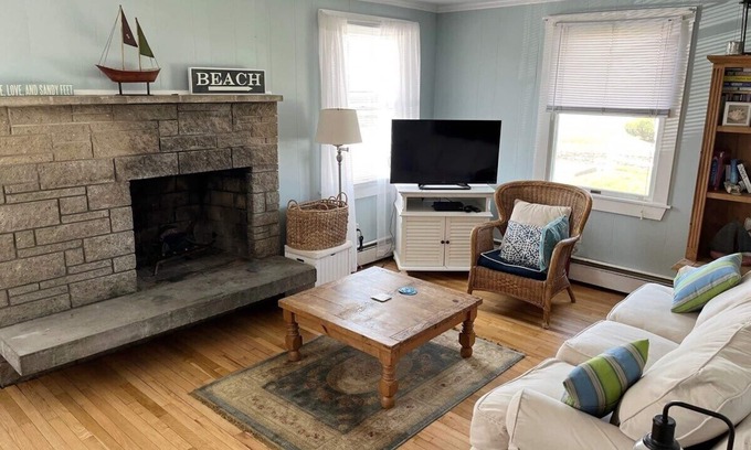 Eastward Look House | Just steps away from one of Narragansett's favorite family beaches!