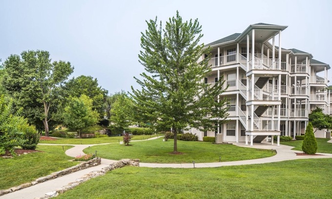 Table Rock Apartment | Just What You Were Looking For! Pool, Free Parking, Near Silver Dollar City