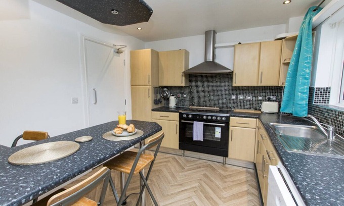 Edgbaston House | K Suites - Beautiful 5 bed House w/free parking
