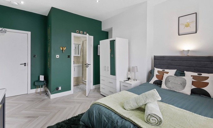 Hanger Hill Apartment | K Suites - Modern Central 1 bed w/free parking