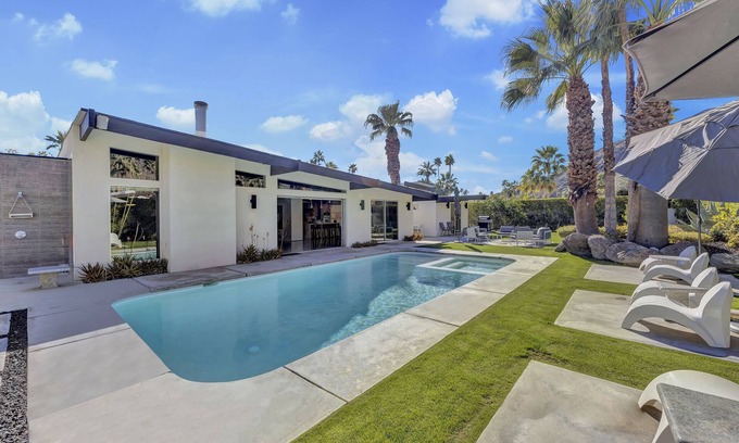 Vista Las Palmas House | K0018 - Casa La Vista: 4 bdr MidCentury Alexander Home Huge Backyard with Mtn V