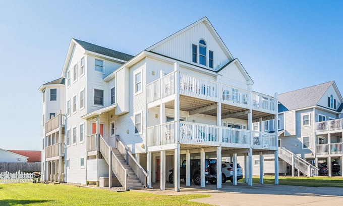 Kill Devil Hills House | K1123 Glad Tidings Oceanside, Spacious 10 BD, Pool/Hot Tub, Pets OK
