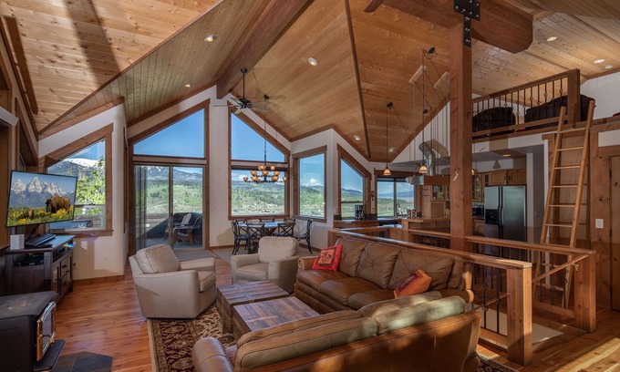 Alpine House | KABINO: Huge Views Hot tub Garage PS3 WiFi Loft