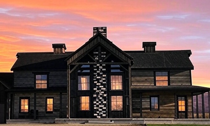 Island Park House | KABINO: New build, A/C, Hot tub, Red light sauna, Pool table, Trailer parking