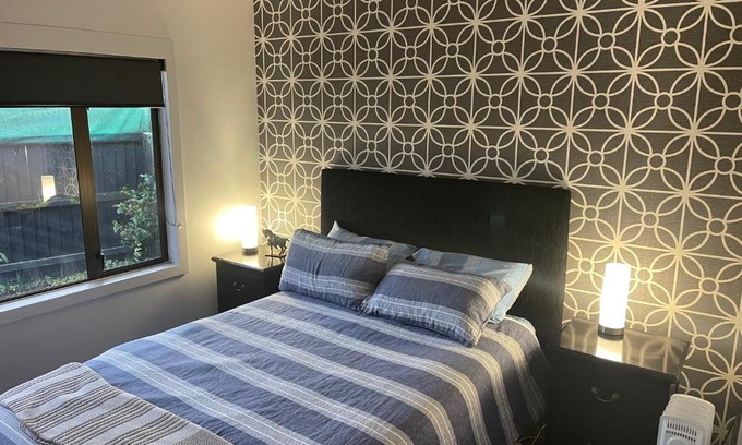 Kaiapoi House | Kaiapoi Village House Deluxe bedroom and bathroom