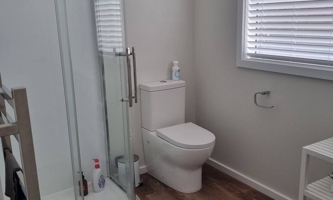 Napier House | Kaituna Villa close to beaches, vineyards and 3km to town centre