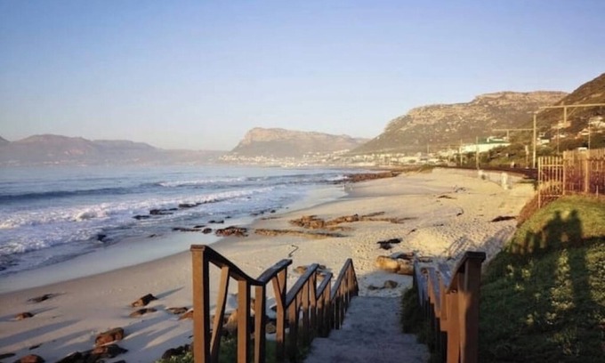 Kalk Bay Apartment | Kalk Bay Secure Seaside Apartment