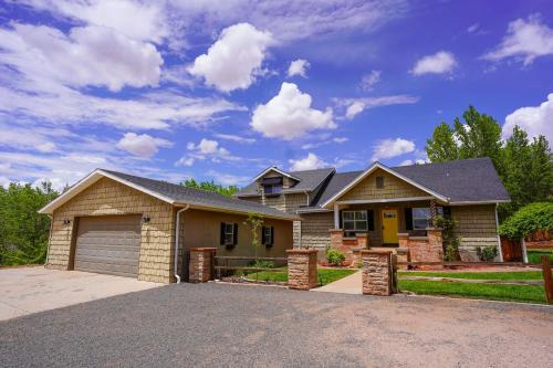 Kanab House | Kanab Family Home with Red Rock Views & Private Backyard