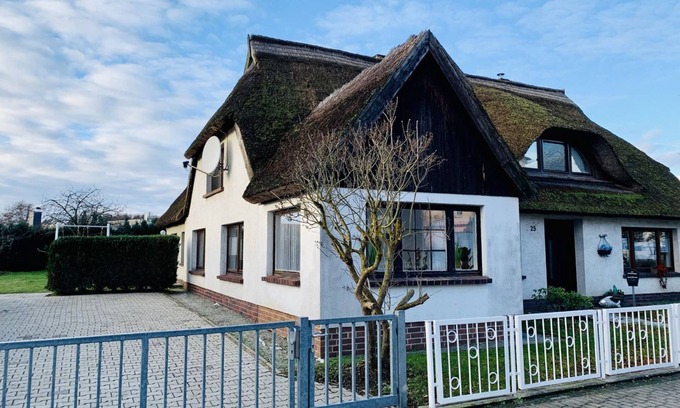 Graal Mueritz House | Kapitäns HUS 2 - nur 300m zum Strand, mit Infrarotsauna, Großer Garten, Kamin, Carport - Kapitäns