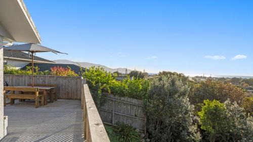 Waikanae House | Kapiti Views - Waikanae Beach Holiday Home
