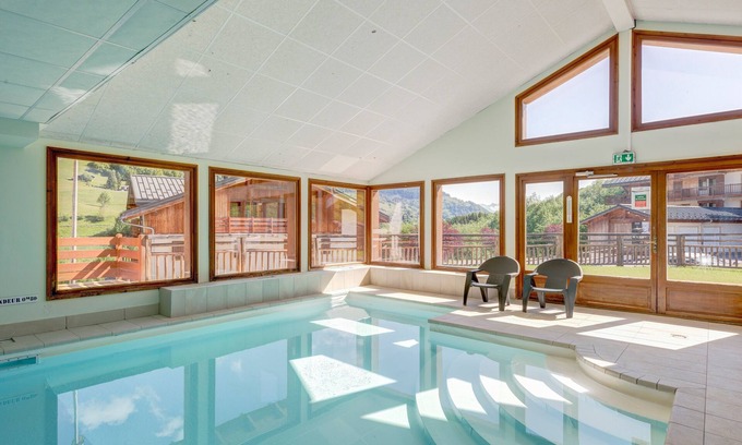 Flumet Apartment | Karibu - Vue montage et piscine partagée