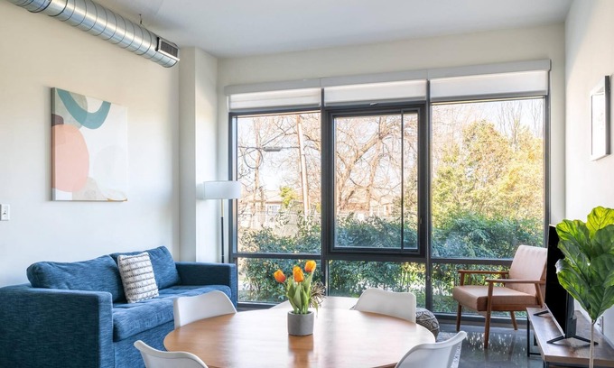 Del Ray Apartment | Kasa | Comfy 2 BD + Gym Access | Alexandria