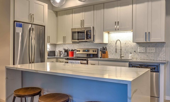 DeBaliviere Place Apartment | Kasa | Modern 1BD + Gym | Forest Park