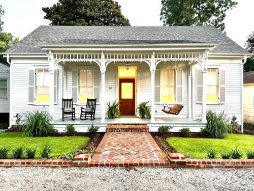 Natchez House | Katie's Cottage in Natchez, Charming Historic Home
