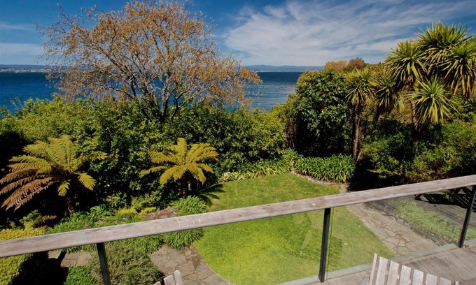 Taupo House | Kauawhi Lodge - Acacia Bay Holiday Home