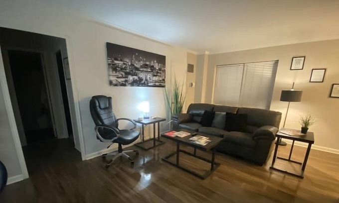 Country Club Plaza Area Apartment | KC Plaza One Bedroom with Gym/Pool/Parking