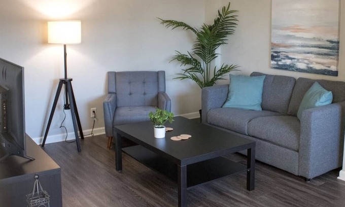Country Club Plaza Area Apartment | KC Plaza One Bedroom Gym/Parking/Pool