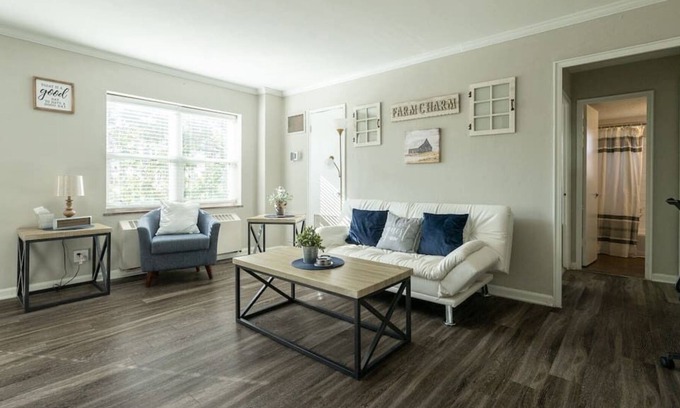 Country Club Plaza Area Apartment | KC Plaza One Bedroom with Gym/Pool/Parking