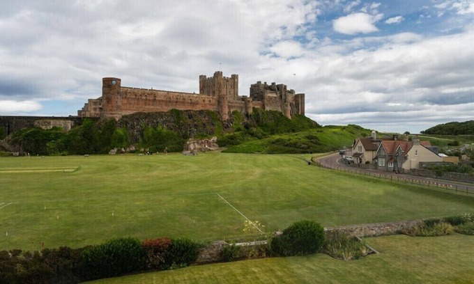 Bamburgh House | KEEPER'S VIEW, family friendly, country holiday cottage in Bamburgh