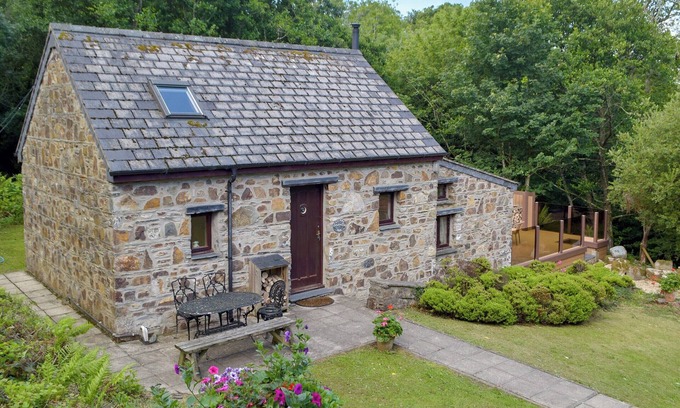 Dinas Cross Cottage | Keeper’s Nook - Dinas Country Club