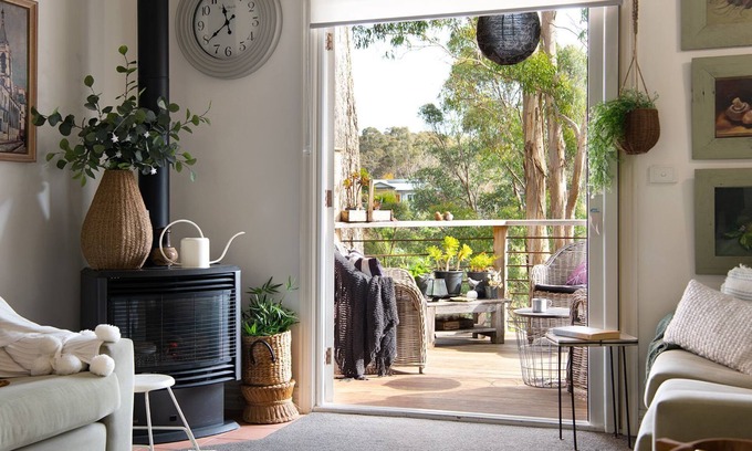Hepburn Springs Apartment | Kellaway's- charming cottage with sunny deck and gas log fire