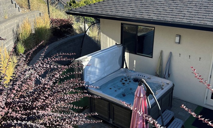 North Glenmore House | Kelowna winter getaway on Knox Mountain minutes from downtown.