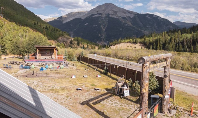 Silverton Apartment | Kendal Room Cozy Mountain Lodge Retreat