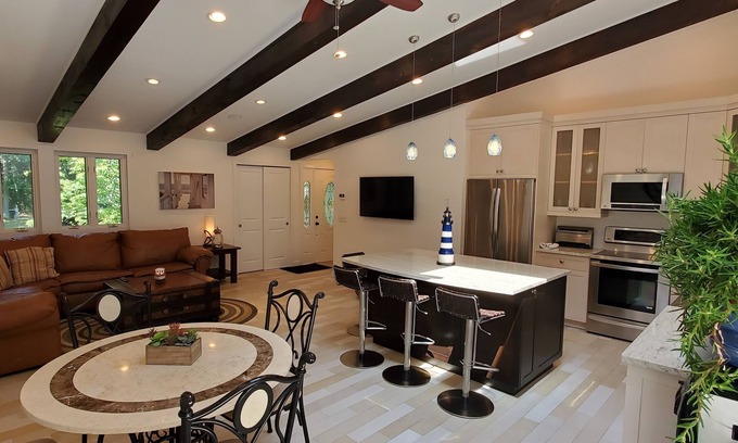 Southold House | Kenneys Beach retreat by the Wineries