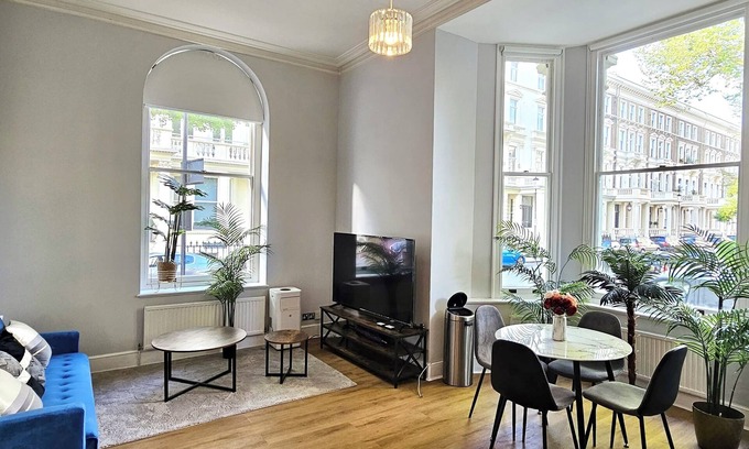 Westminster Apartment | Kensington 2Bed Stucco High Ceilings @LuxuryLondonStays