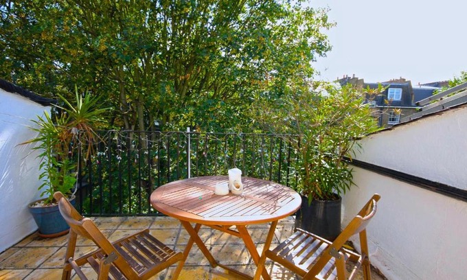 West Kensington Apartment | Kensington flat with roof terrace and sunshine