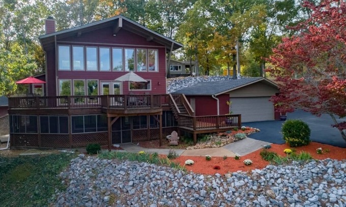 New Concord Ski Chalet | Kentucky Lake Chalet - HOT TUB & PRIVATE DOCK