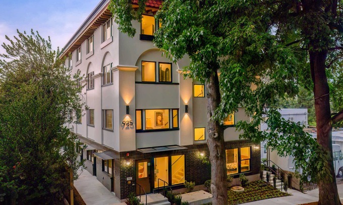 Kerns Apartment | Kerns Studio Apartment - Prime Location & Modern Comforts