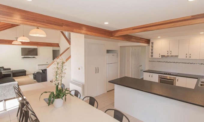 Jindabyne House | Kestrels Rest 1 116 Gippsland Street
