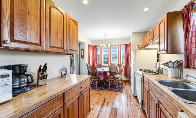 Geneva House | Keuka Cottage: "Relaxing Pet Friendly Getaway Overlooking Seneca Lake!"