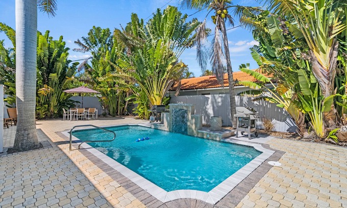 Siesta Key House | Key Life Living l Private Heated Pool & 5 Minute Walk to Crescent Beach