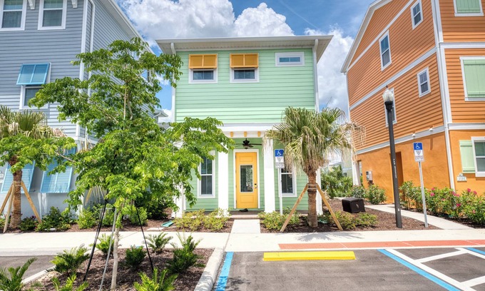 West Kissimmee Cottage | Key Lime Cabana Cottage near Disney with Margaritaville Resort & Island H2O.