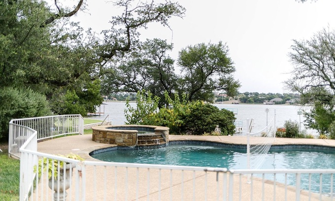 Granbury House | Kick off Summer at this private home & pool ON Lake Granbury!
