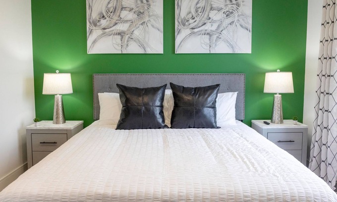 Madison Apartment | Kid & Pet Friendly | Garage | 300 Wi-Fi | Gym