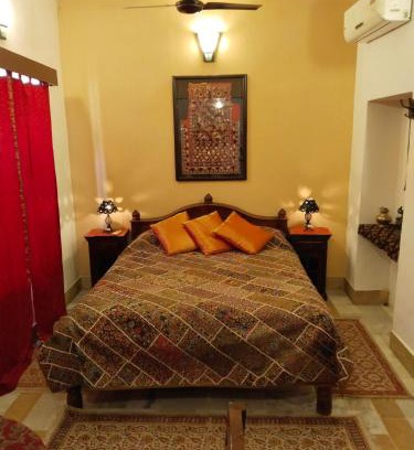Amar Sagar Pol Cabin | Killa Bhawan Lodge